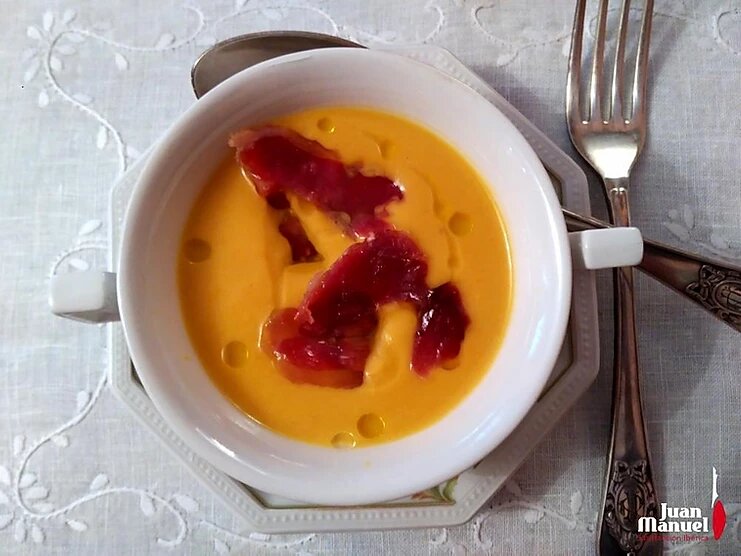 Crema de calabaza con leche de coco, curry y Paleta Ibérica