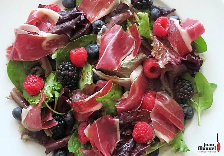 Ensalada de vinagreta de frutos del bosque con jamón ibérico Juan Manuel