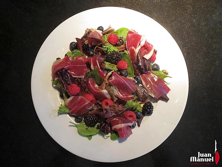 plato de Ensalada de vinagreta de frutos del bosque con jamón ibérico Juan Manuel
