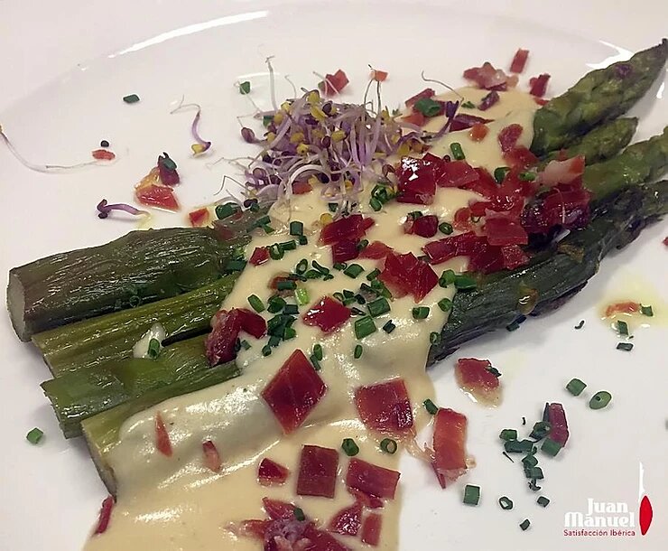 Espárragos trigueros con Jamón Ibérico